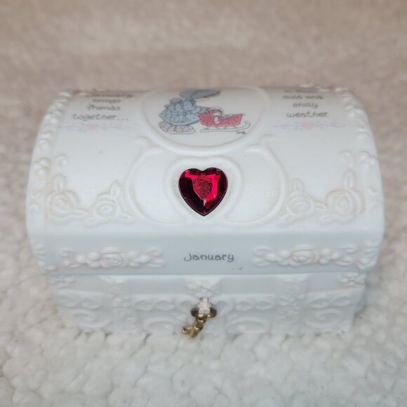 Precious Moments January Birthstone Hope Chest Gift Box - Picture 2 of 12